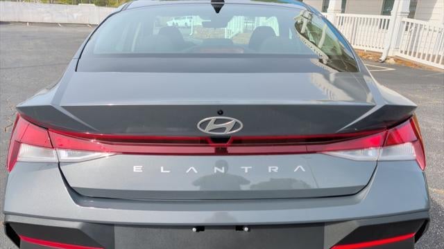 2024 Hyundai ELANTRA SE