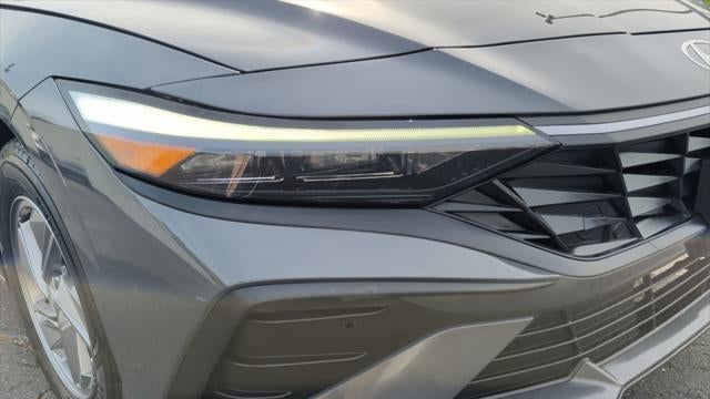 2024 Hyundai ELANTRA SE