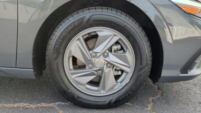 2024 Hyundai ELANTRA SE
