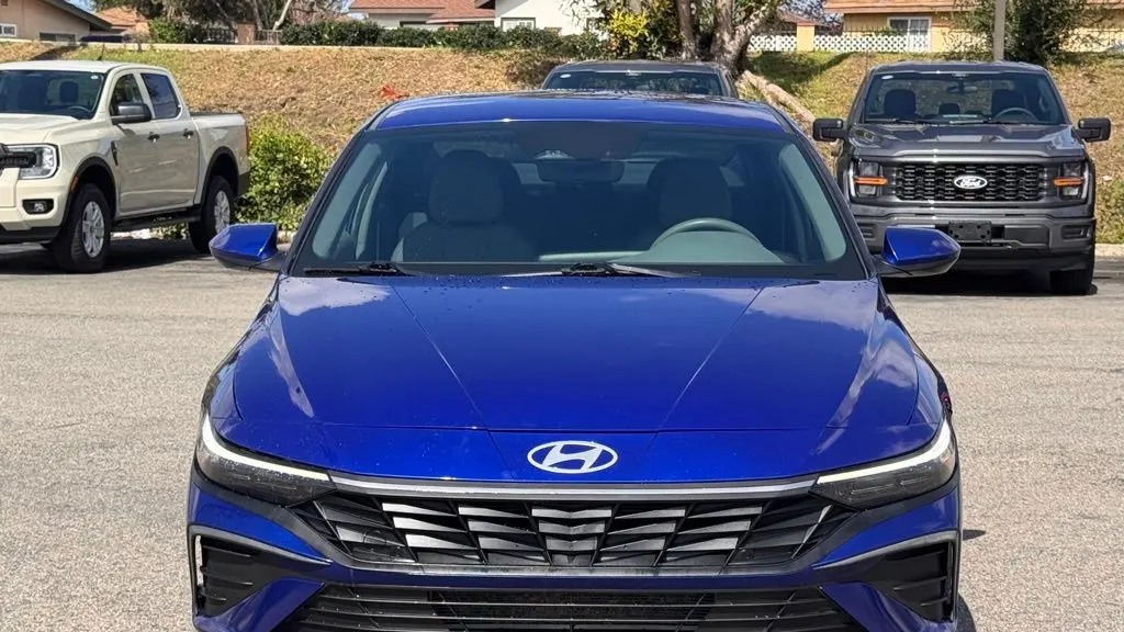 2024 Hyundai ELANTRA SE