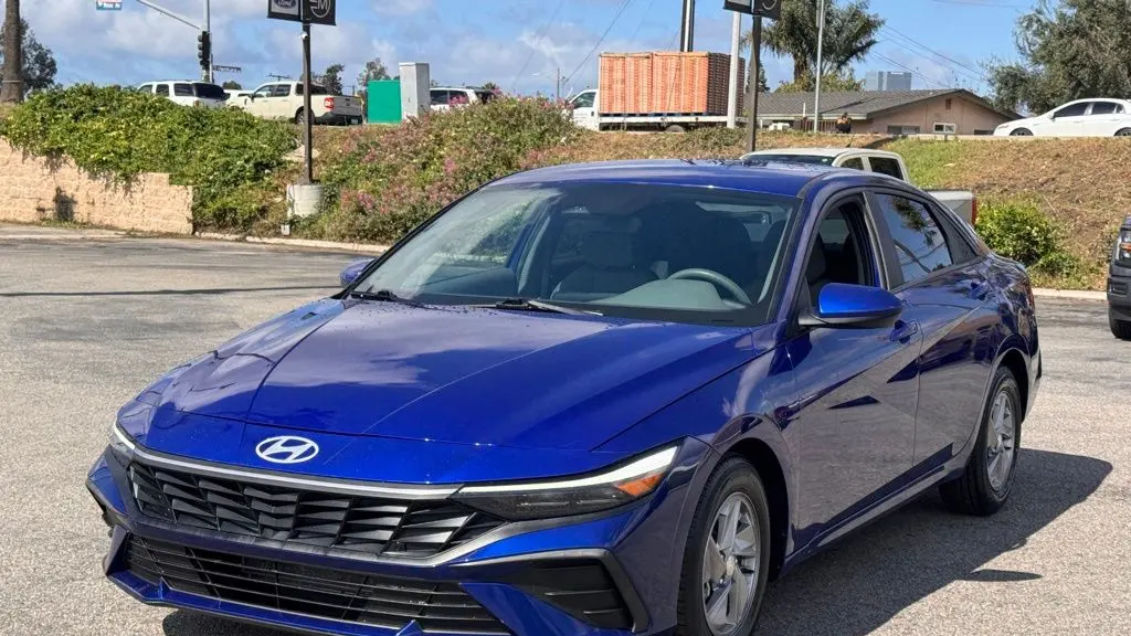 2024 Hyundai ELANTRA SE