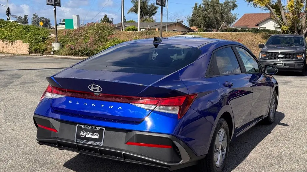 2024 Hyundai ELANTRA SE