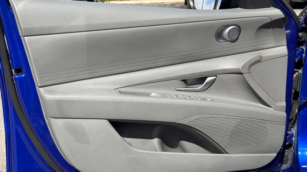 2024 Hyundai ELANTRA SE