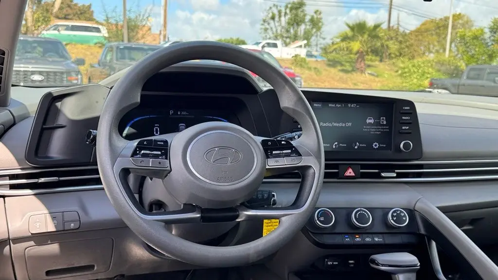 2024 Hyundai ELANTRA SE
