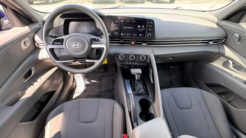 2024 Hyundai ELANTRA SE