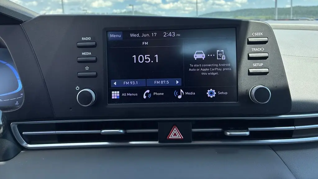 2025 Hyundai ELANTRA SE