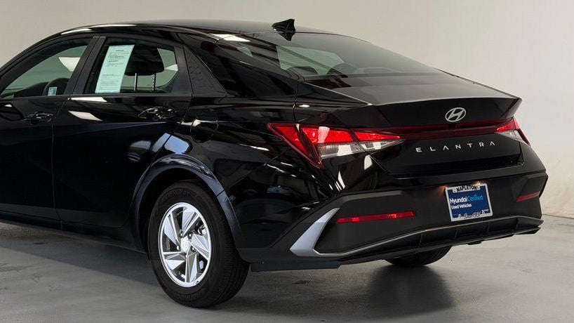 2025 Hyundai ELANTRA SE