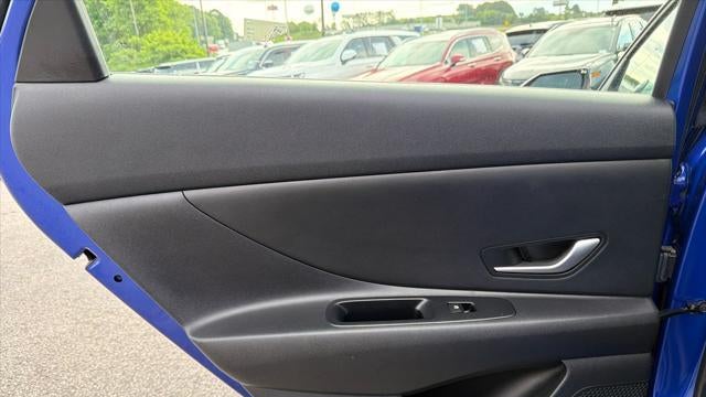 2025 Hyundai ELANTRA SE