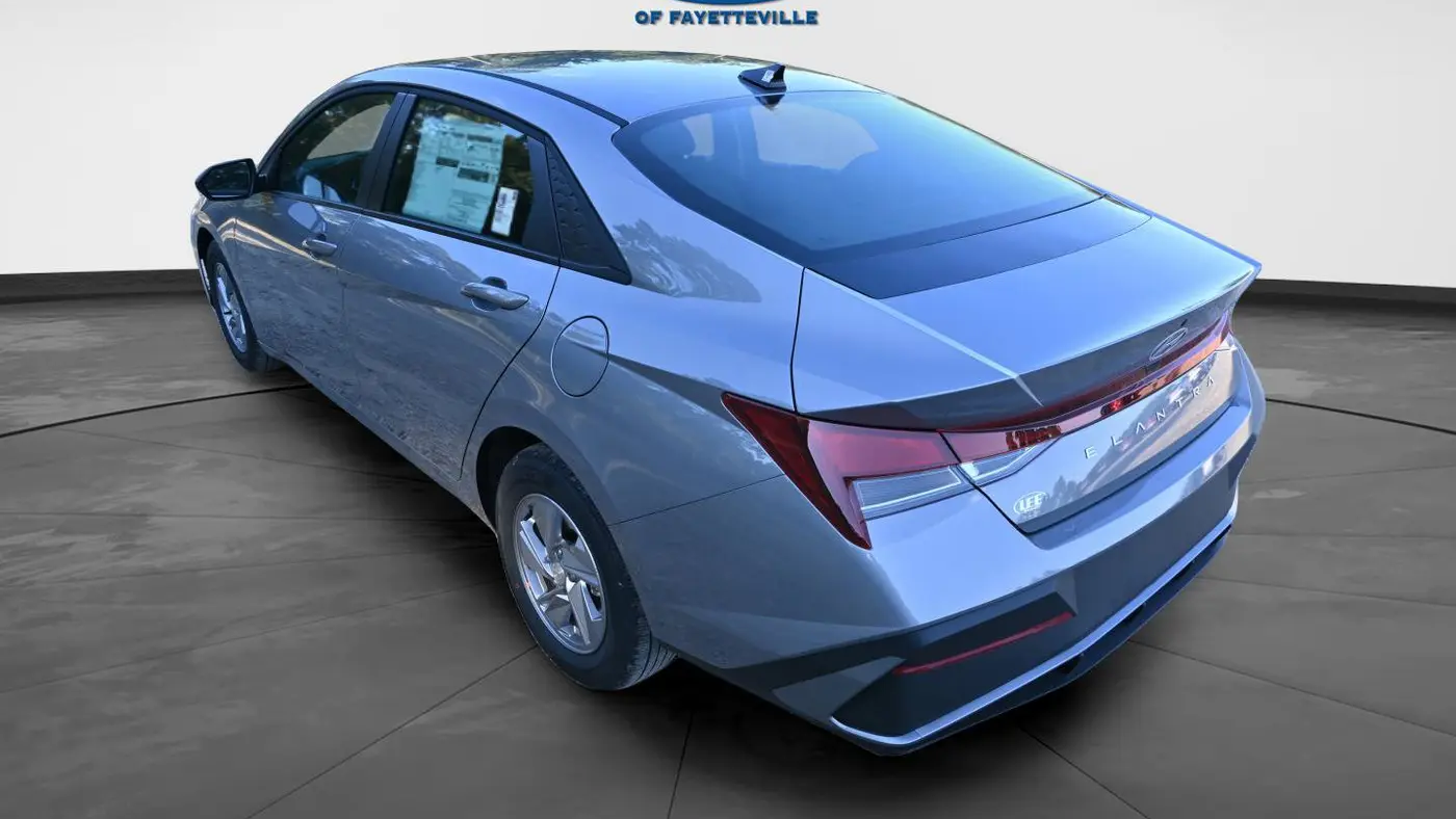 2025 Hyundai ELANTRA SE