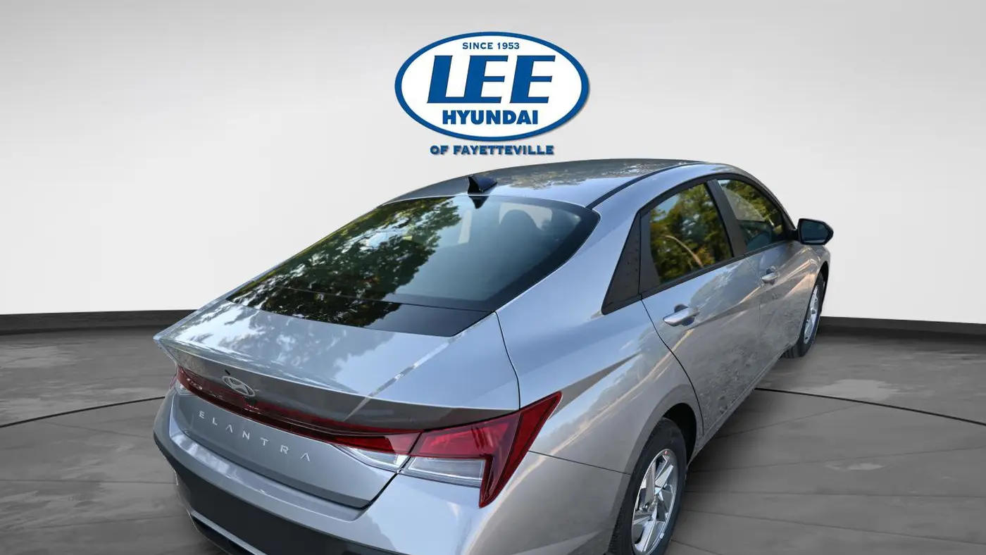 2025 Hyundai ELANTRA SE