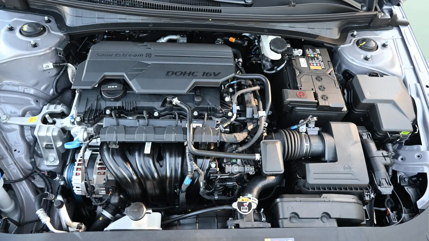 2025 Hyundai ELANTRA SE