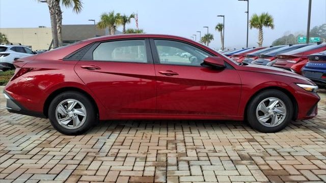 2025 Hyundai ELANTRA SE