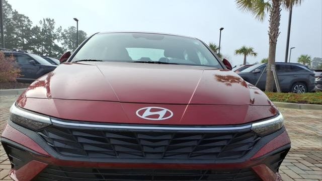 2025 Hyundai ELANTRA SE