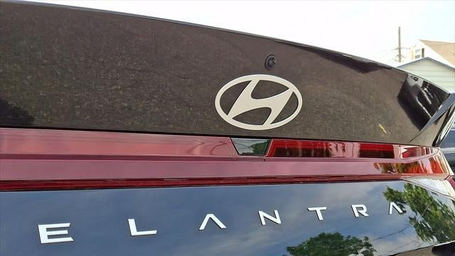 2025 Hyundai ELANTRA SE