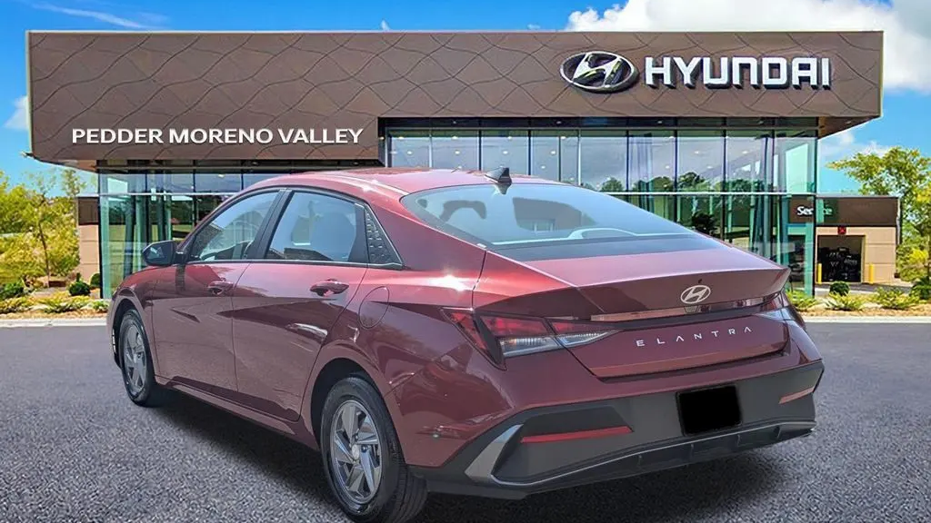 2025 Hyundai ELANTRA SE