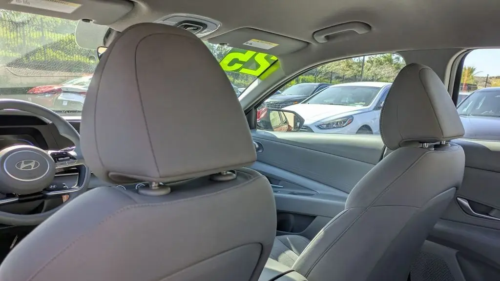 2025 Hyundai ELANTRA SE