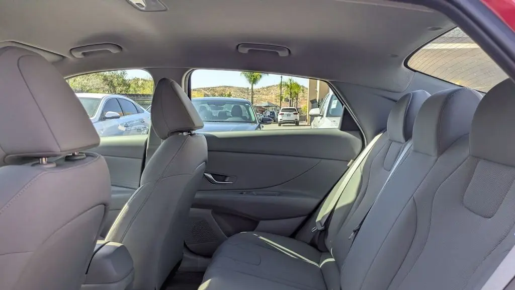 2025 Hyundai ELANTRA SE