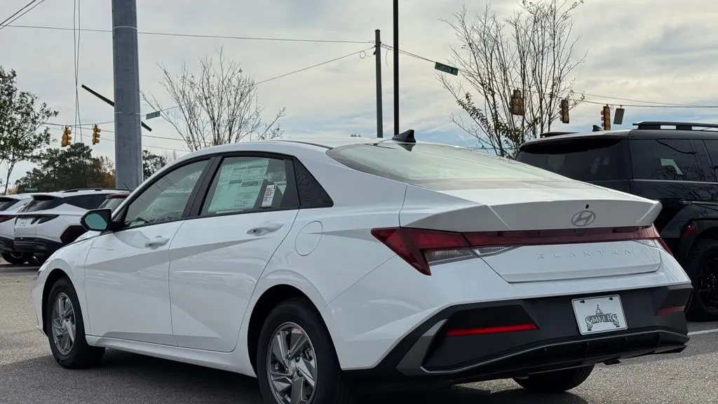 2026 Hyundai ELANTRA SE