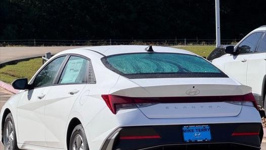 2026 Hyundai ELANTRA SE