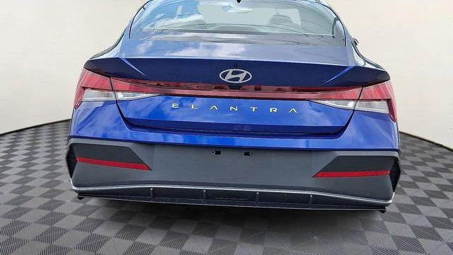 2024 Hyundai ELANTRA SE