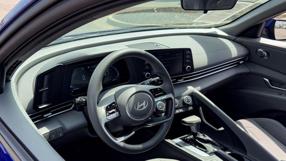 2024 Hyundai ELANTRA SE