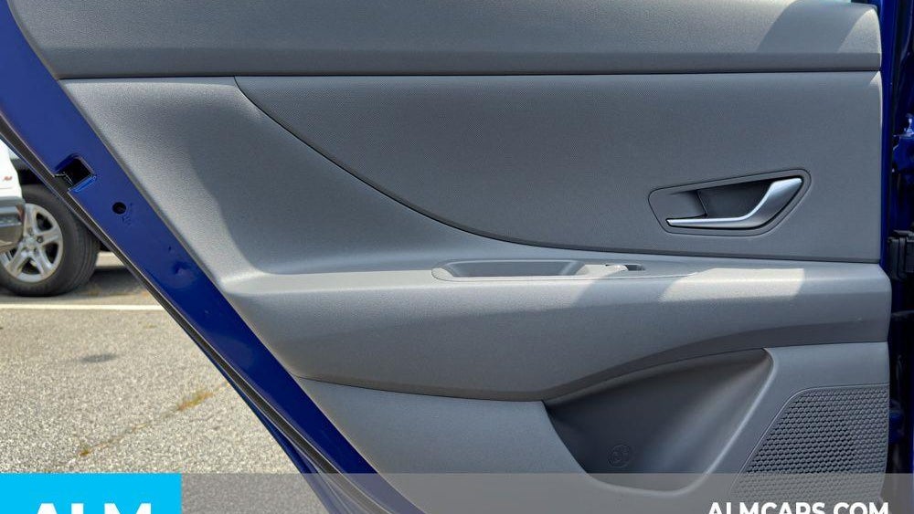 2024 Hyundai ELANTRA SE