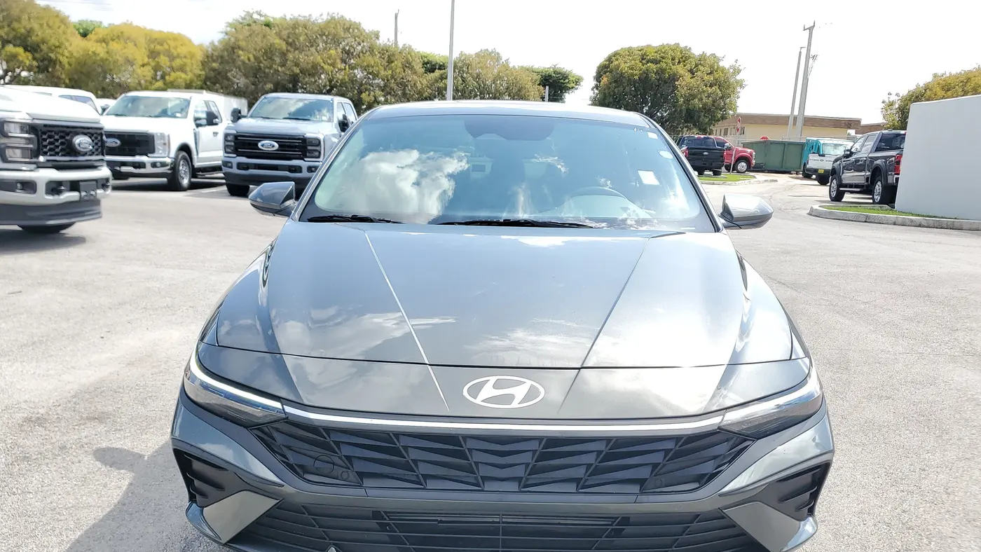 2024 Hyundai ELANTRA SE