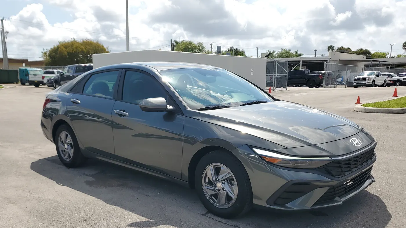 2024 Hyundai ELANTRA SE