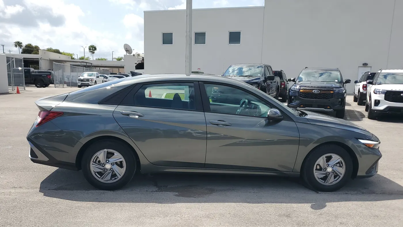 2024 Hyundai ELANTRA SE