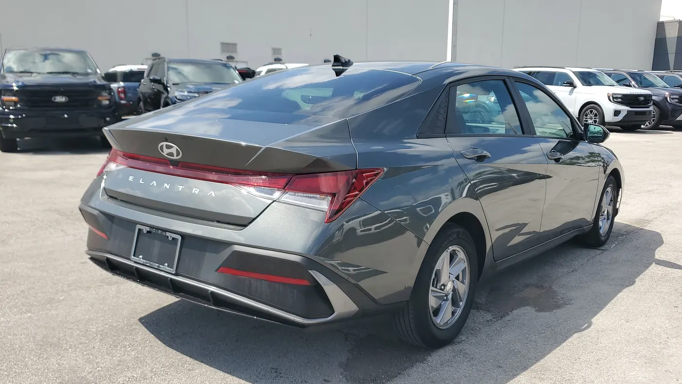 2024 Hyundai ELANTRA SE