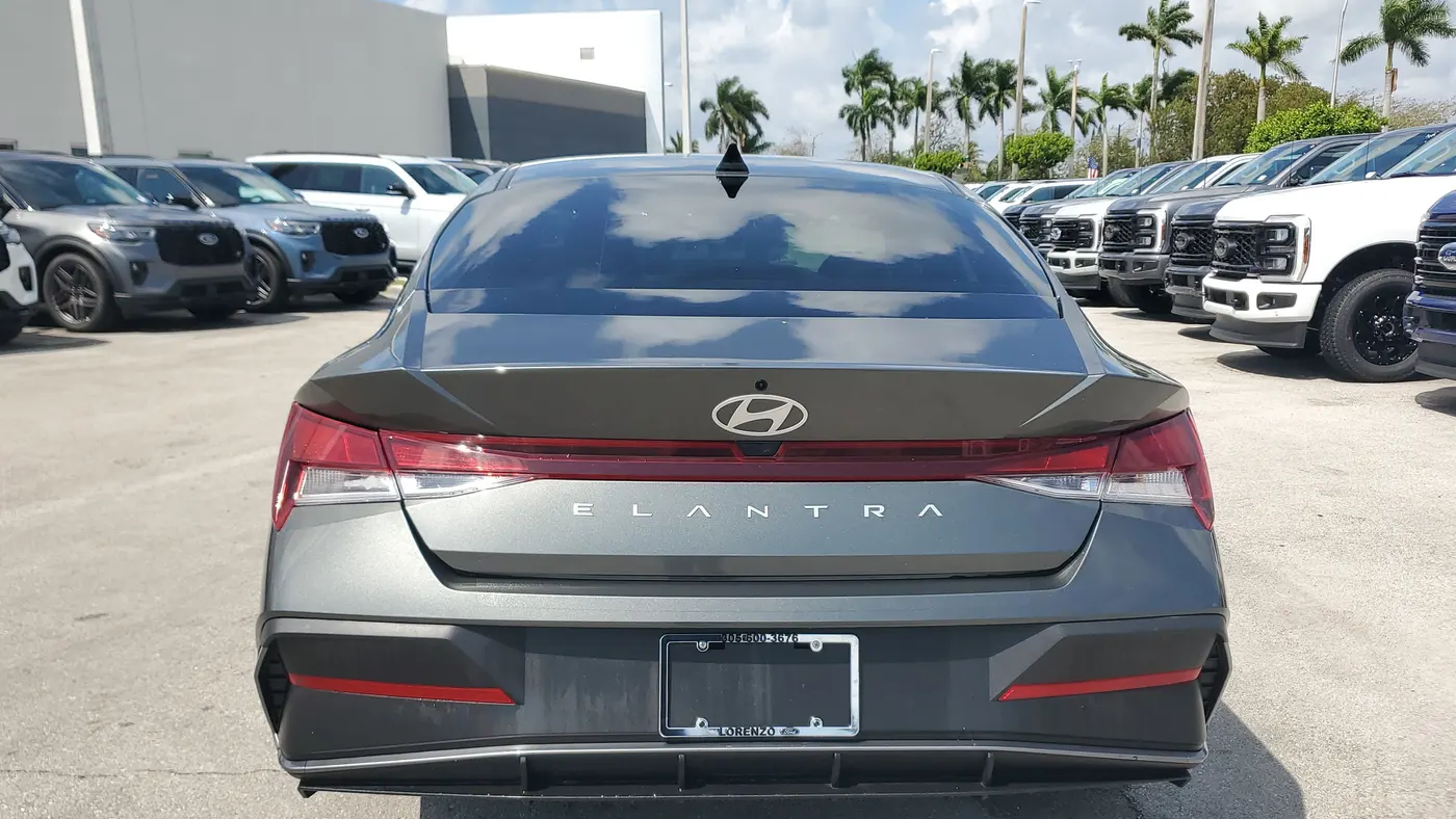 2024 Hyundai ELANTRA SE