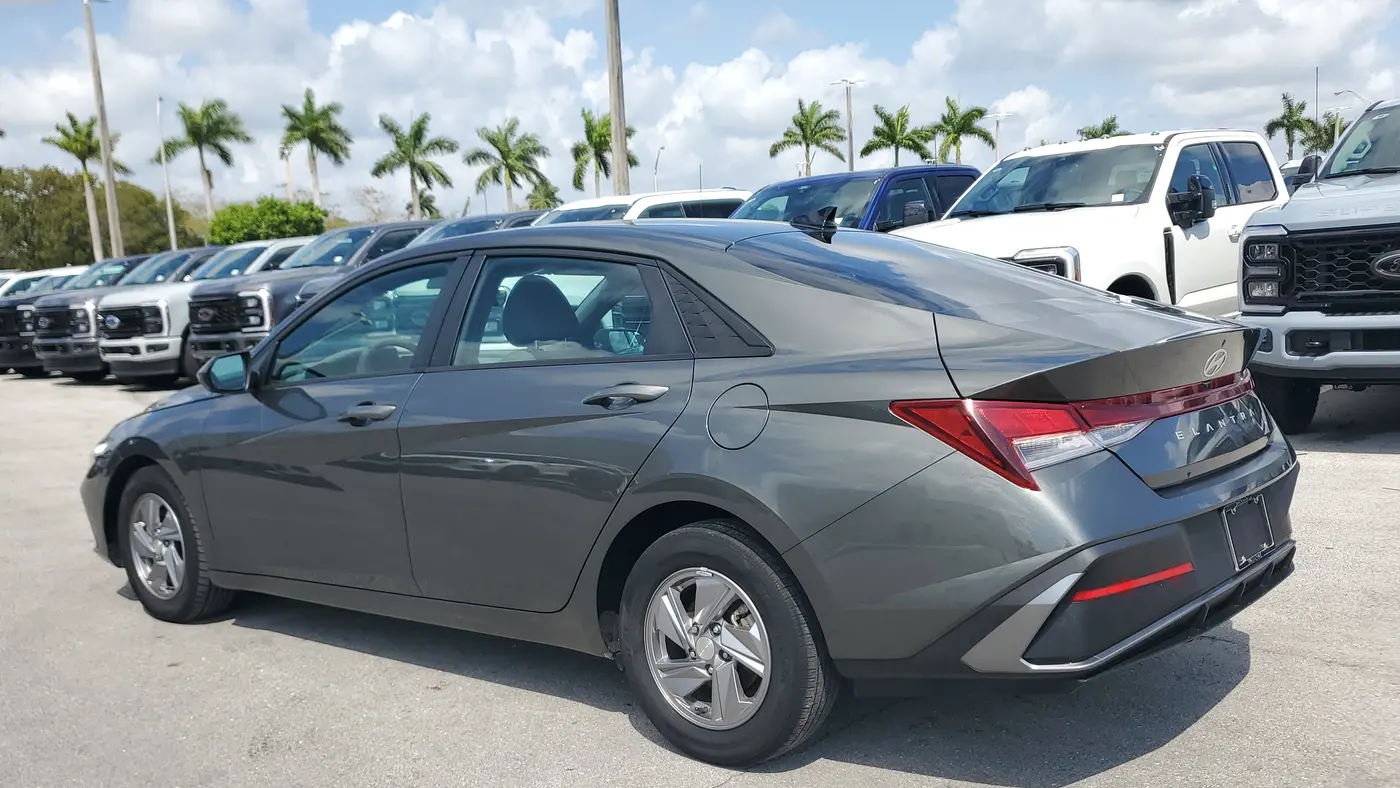 2024 Hyundai ELANTRA SE
