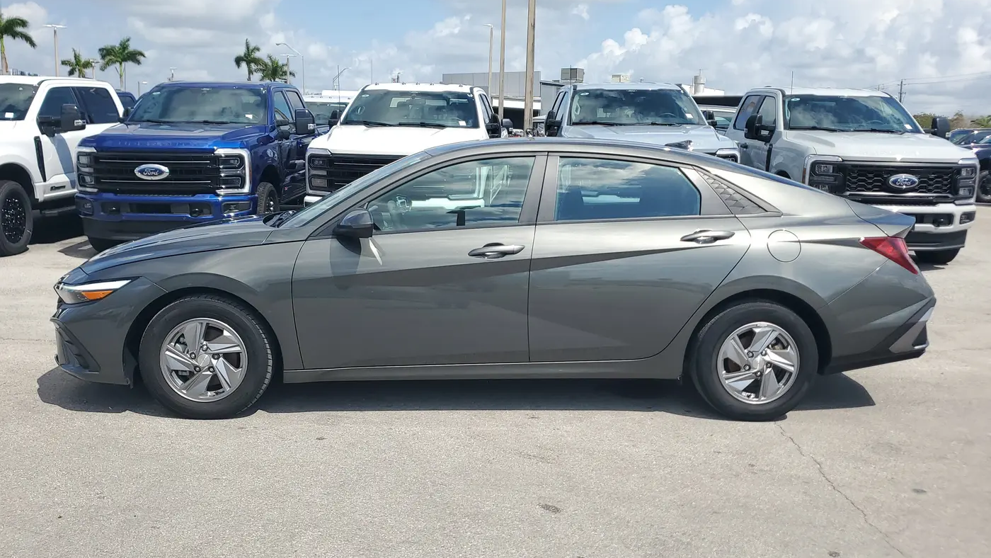 2024 Hyundai ELANTRA SE
