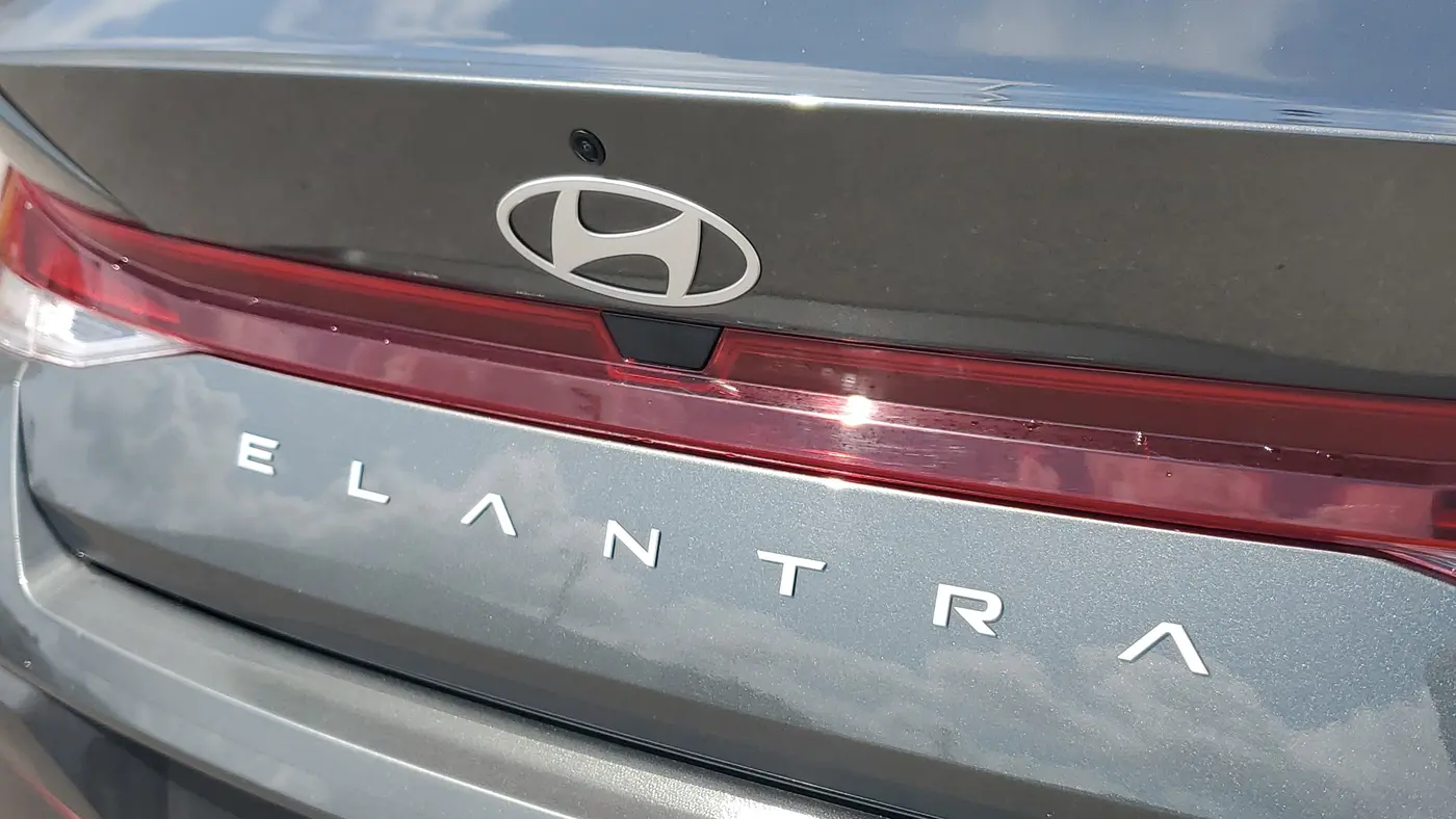 2024 Hyundai ELANTRA SE