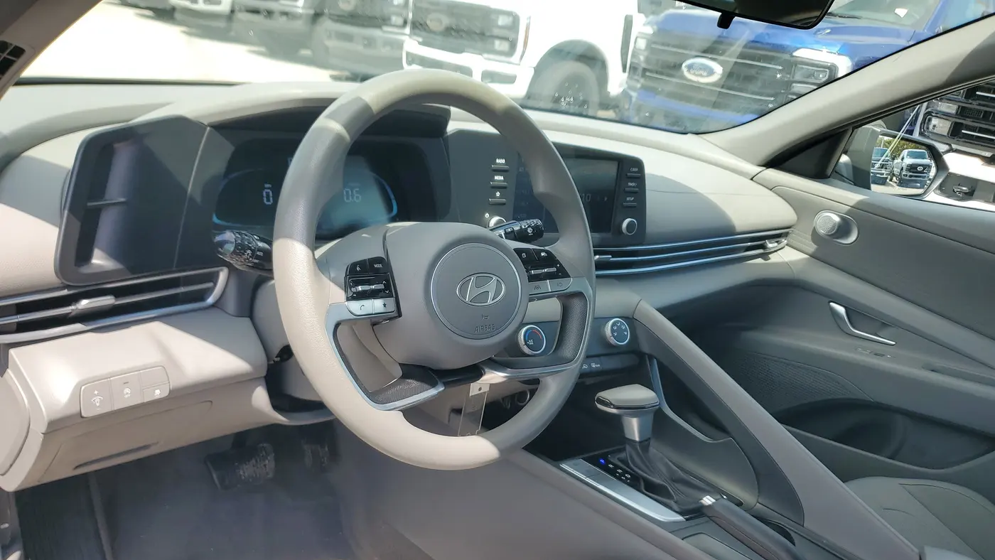 2024 Hyundai ELANTRA SE