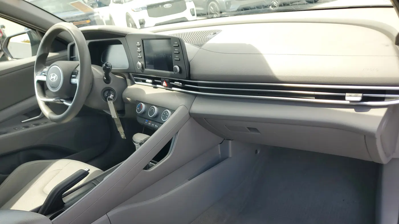 2024 Hyundai ELANTRA SE