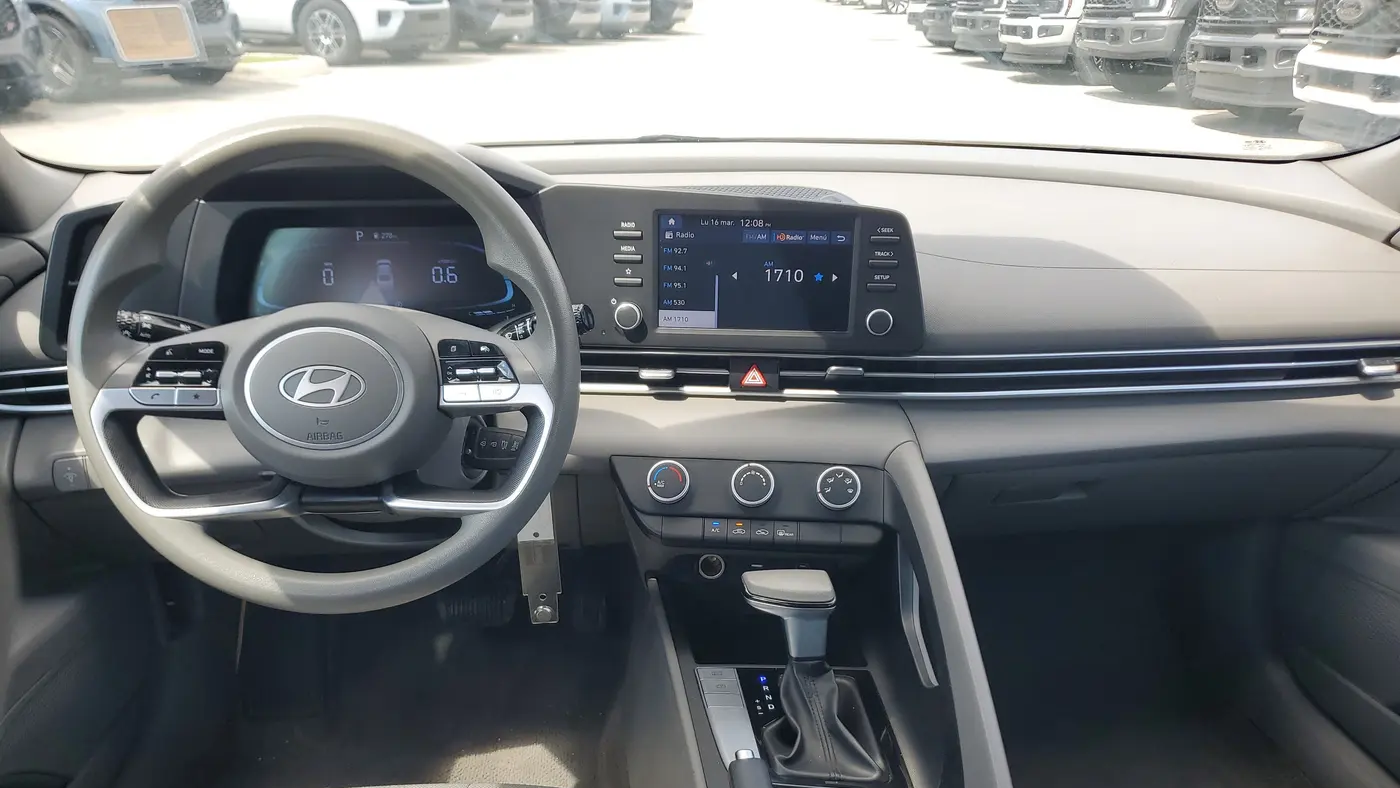 2024 Hyundai ELANTRA SE