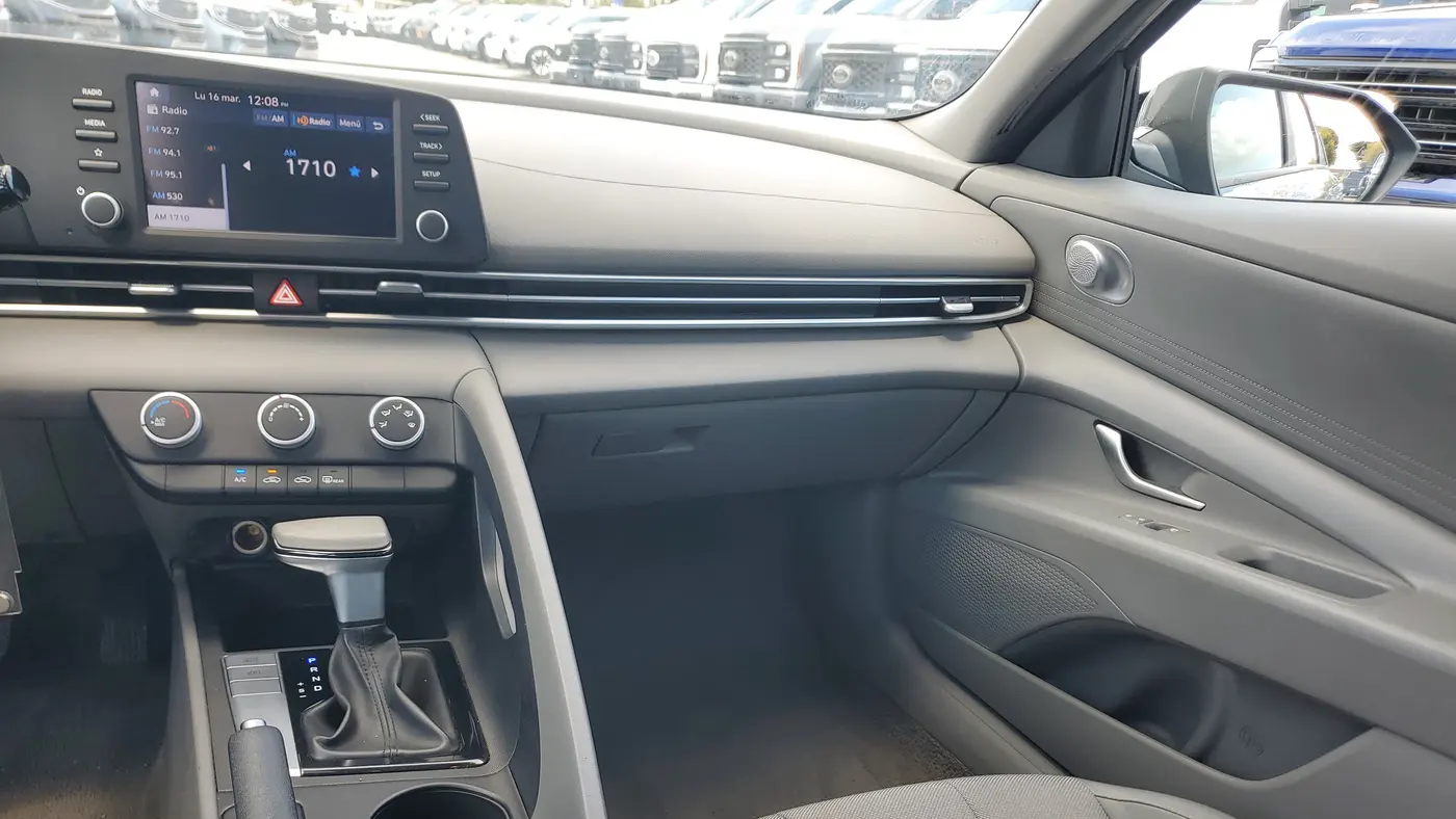 2024 Hyundai ELANTRA SE