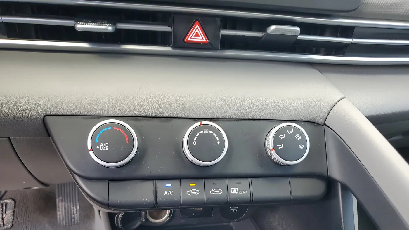 2024 Hyundai ELANTRA SE