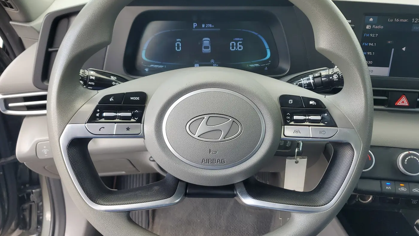2024 Hyundai ELANTRA SE