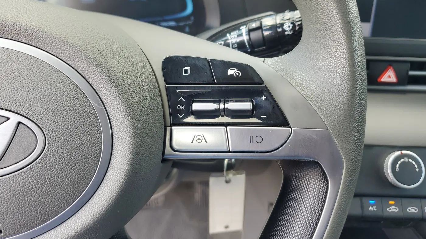 2024 Hyundai ELANTRA SE