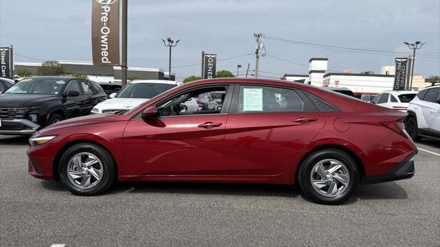 2024 Hyundai ELANTRA SE