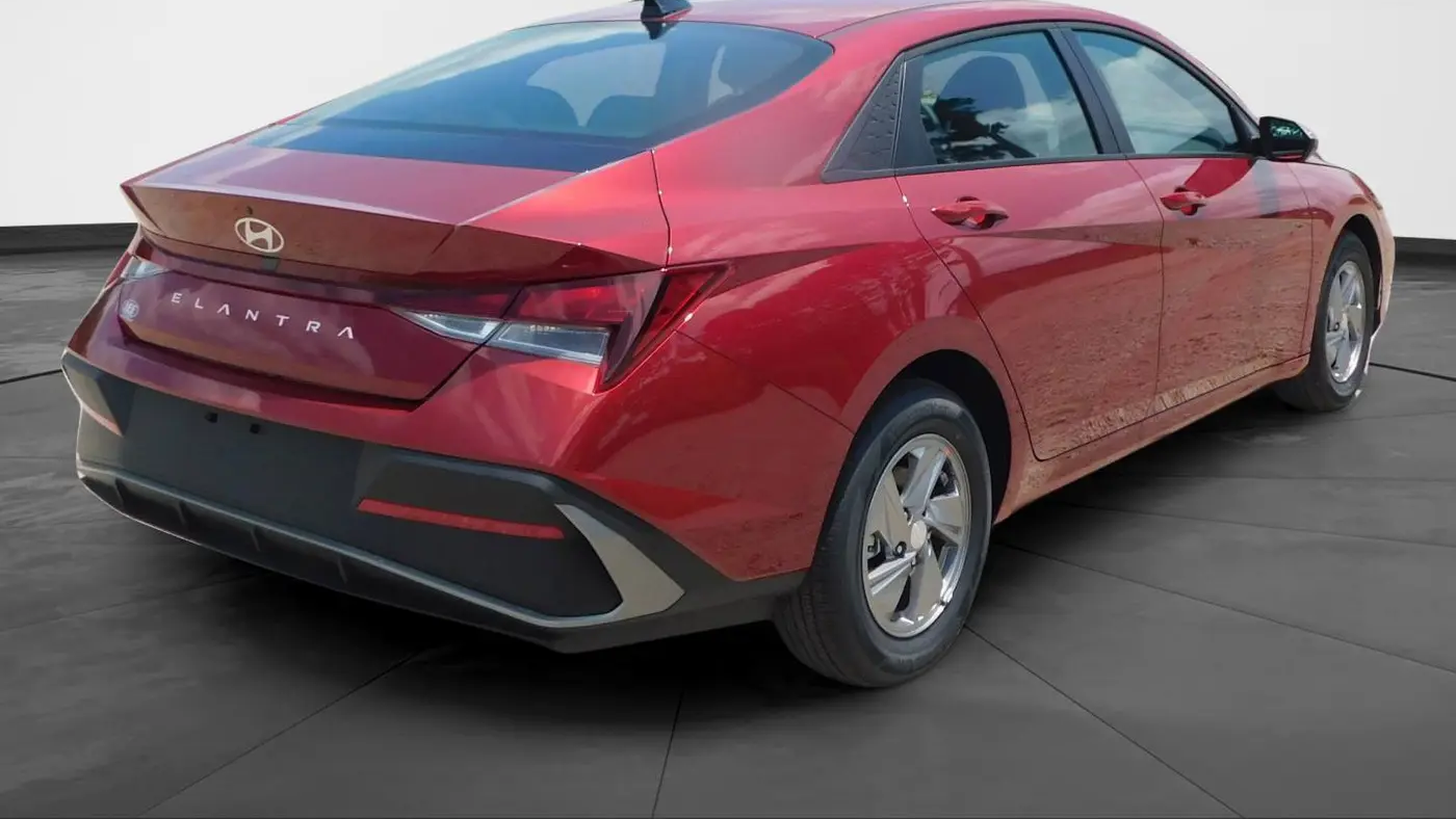 2025 Hyundai ELANTRA SE