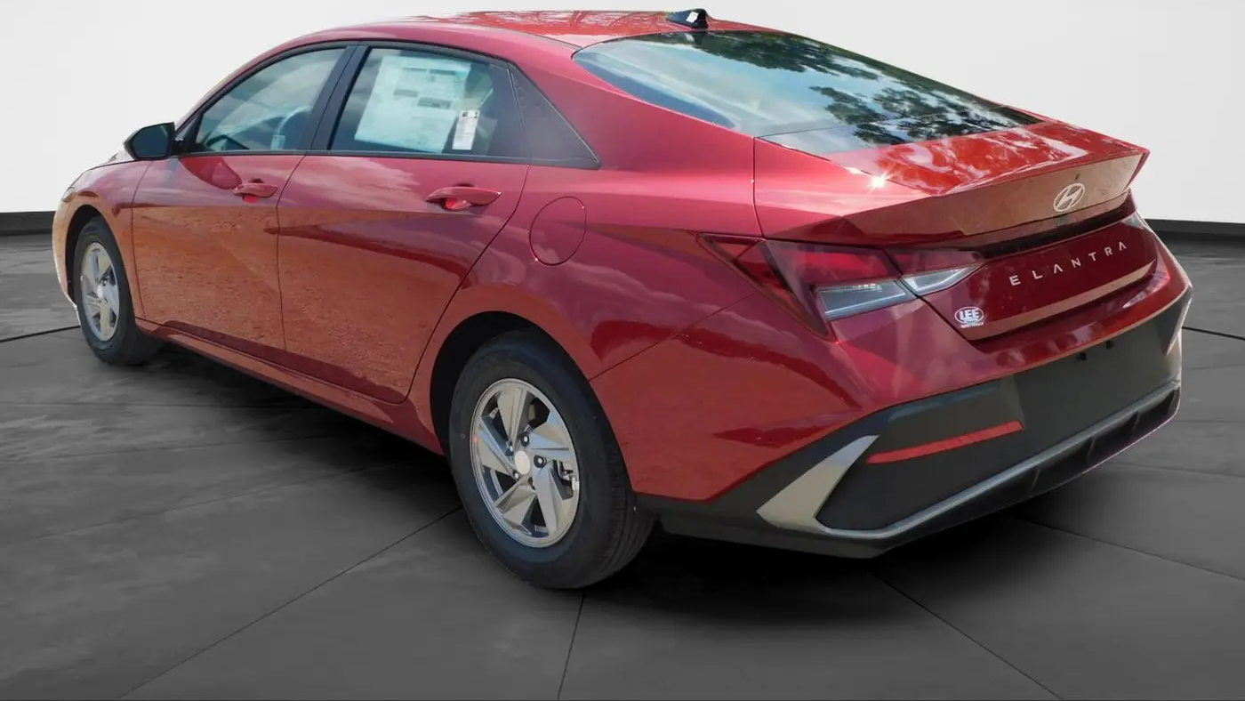 2025 Hyundai ELANTRA SE