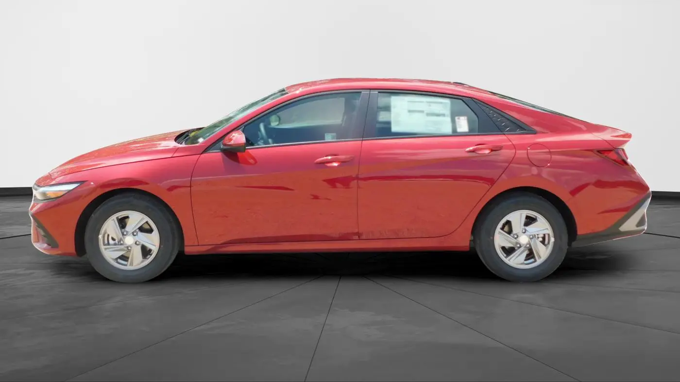 2025 Hyundai ELANTRA SE