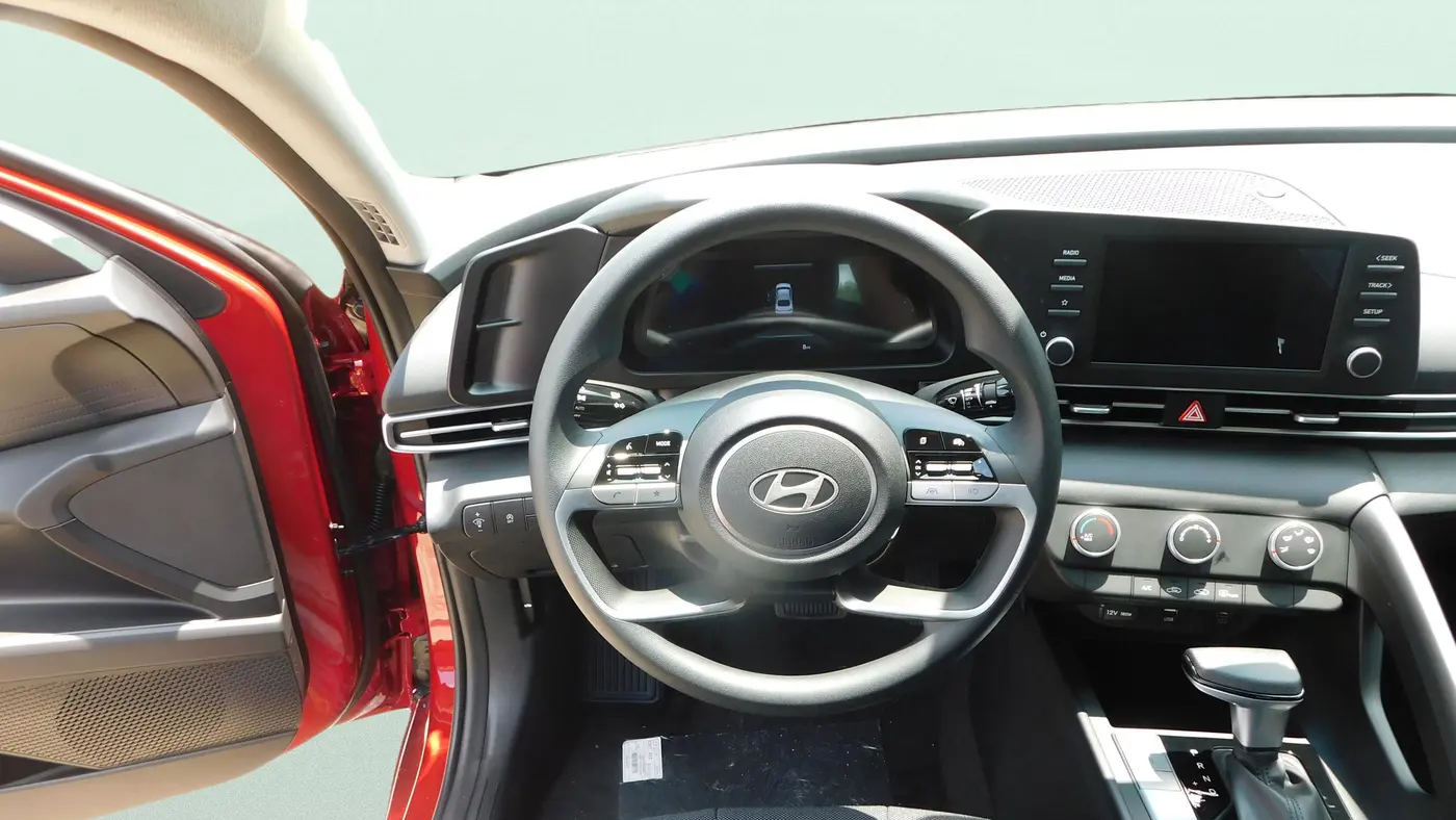 2025 Hyundai ELANTRA SE