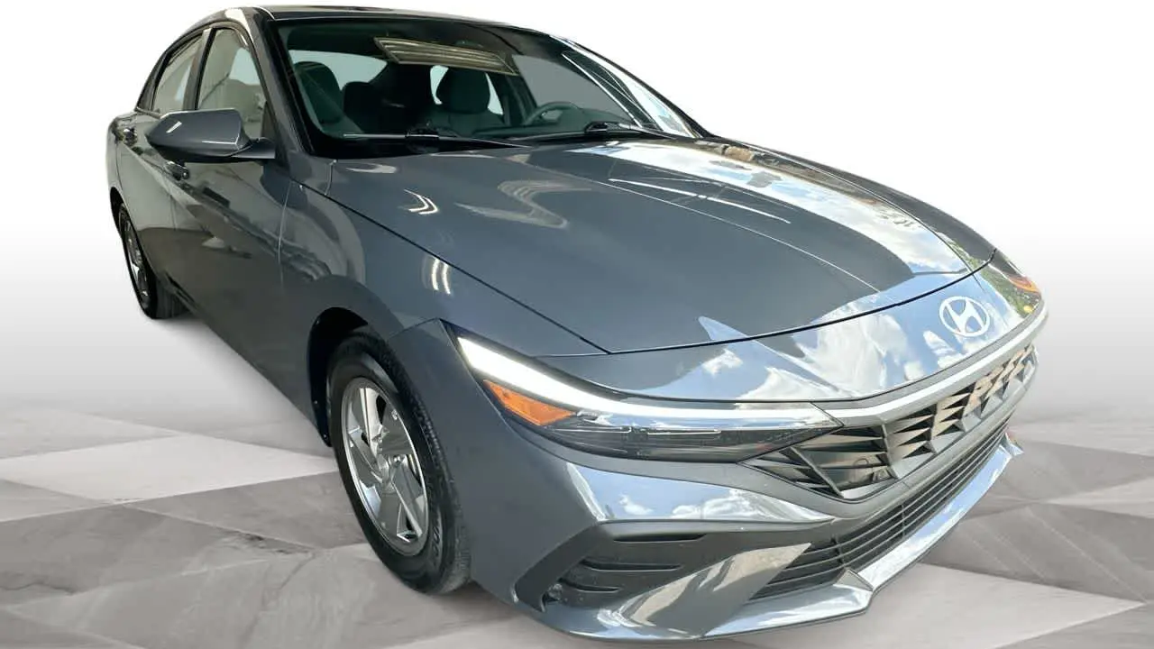 2025 Hyundai ELANTRA SE