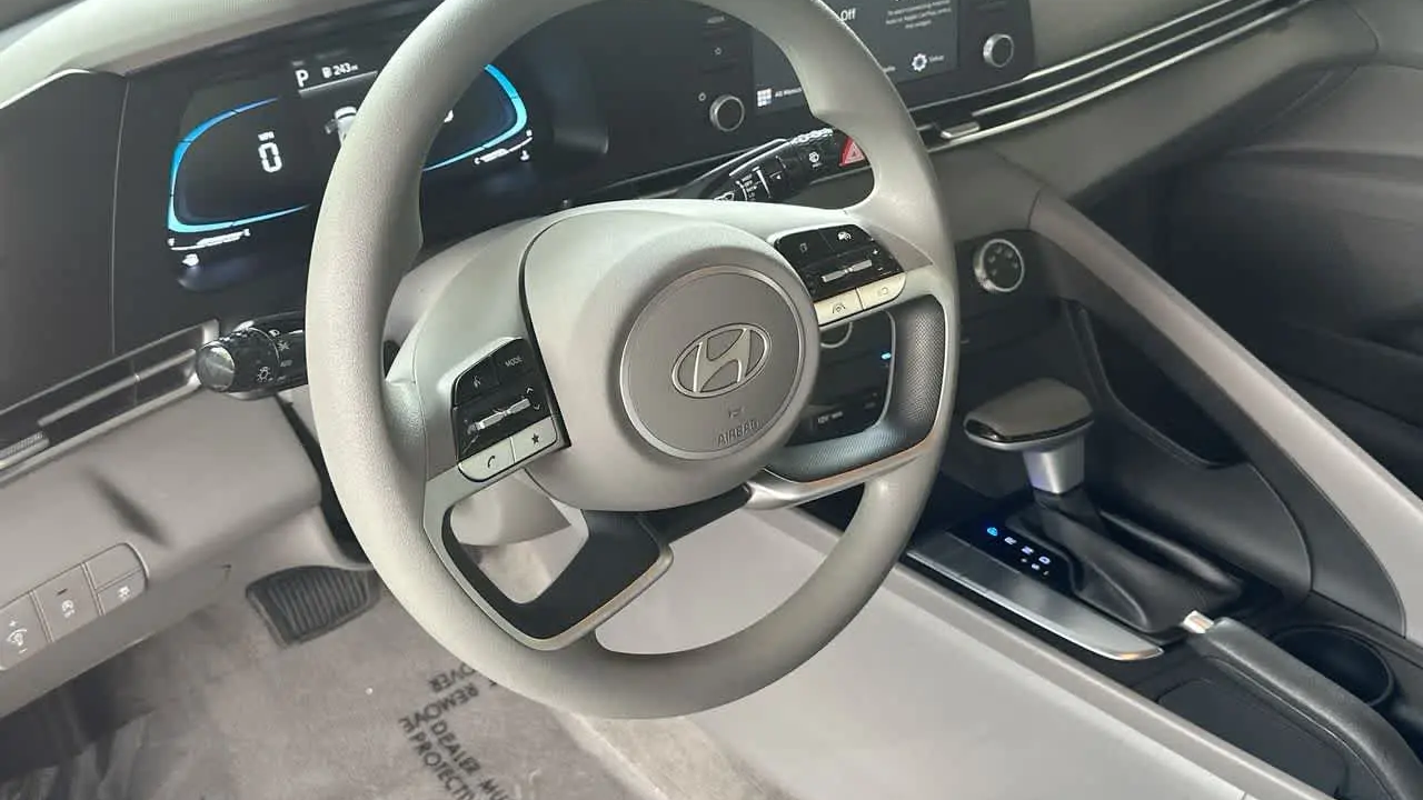 2025 Hyundai ELANTRA SE