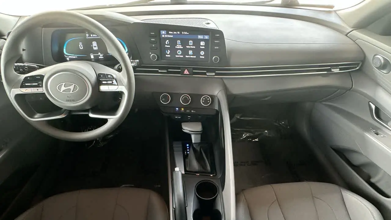 2025 Hyundai ELANTRA SE
