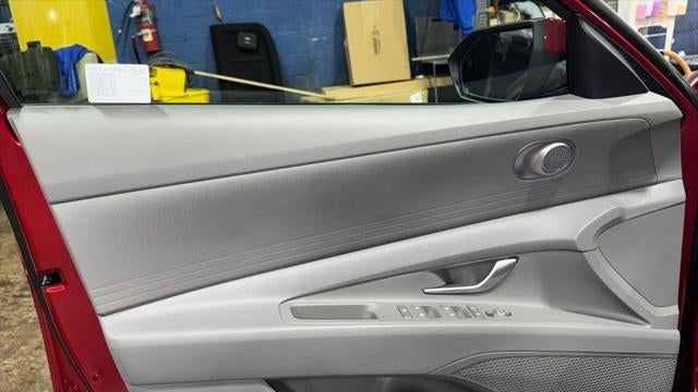 2025 Hyundai ELANTRA SE
